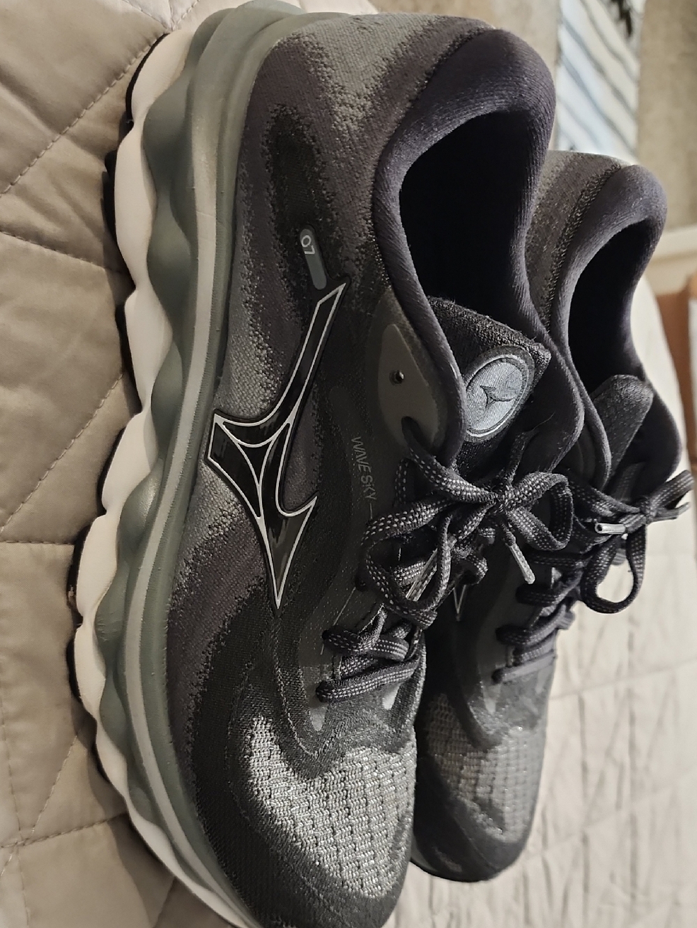 Mizuno Wave Sky Cushioning Black and White Running Shoes
